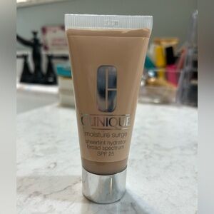 clinique moisturize surge SPF 25 in the color very light